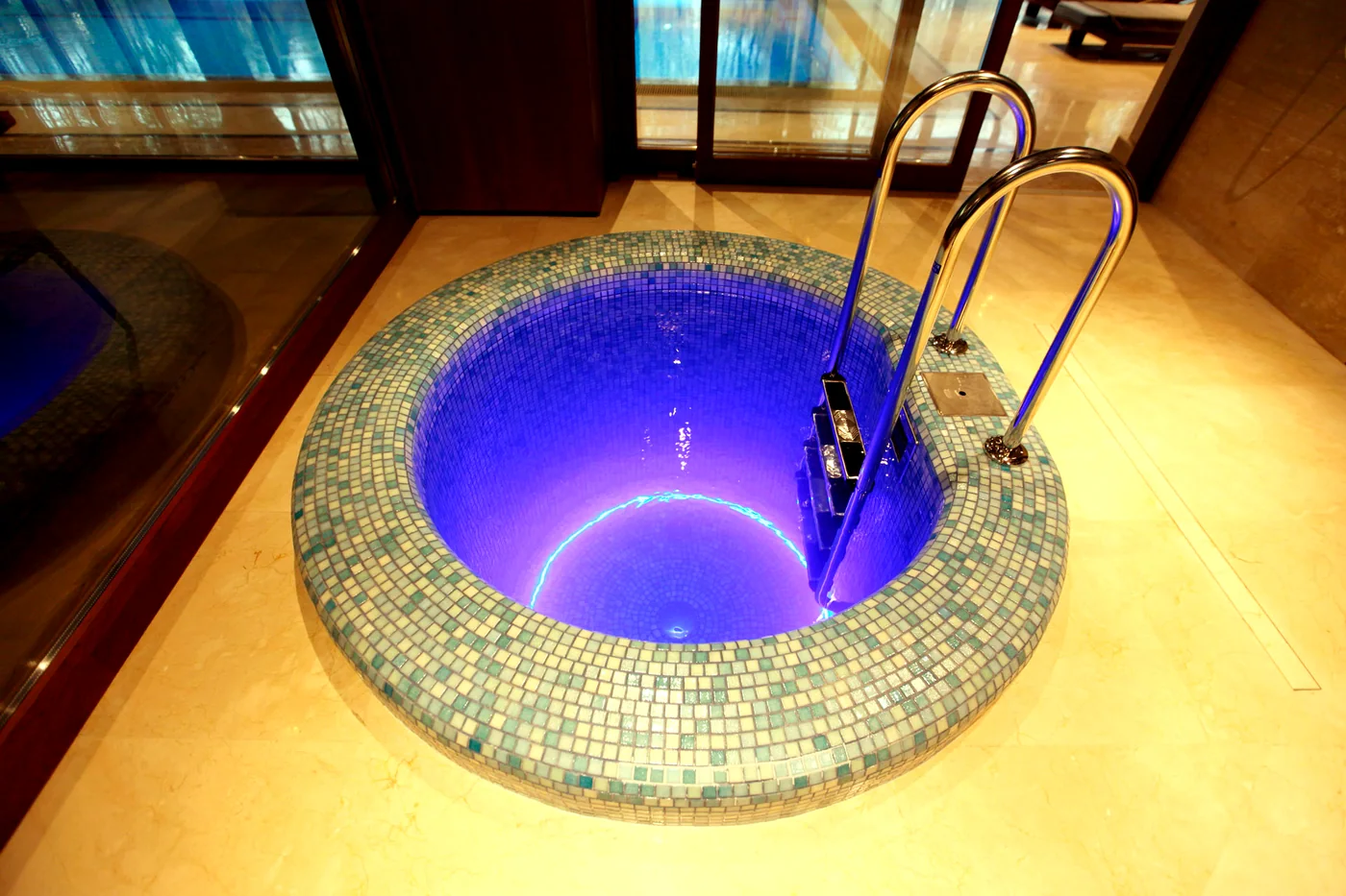 Купель рядом с бассейном и SPA-зоной