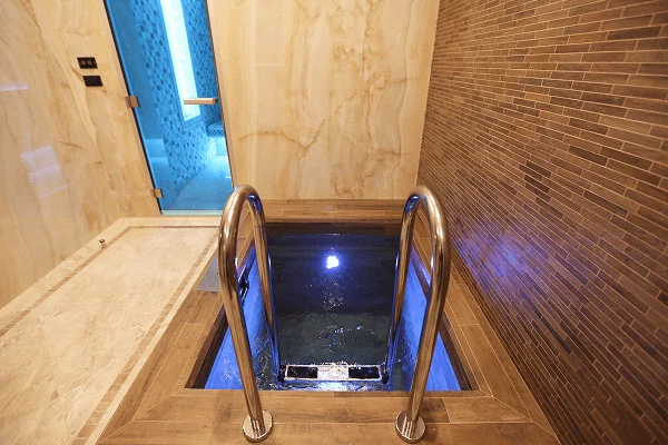 Холодная купель рядом с SPA-зоной ALLPOOLS