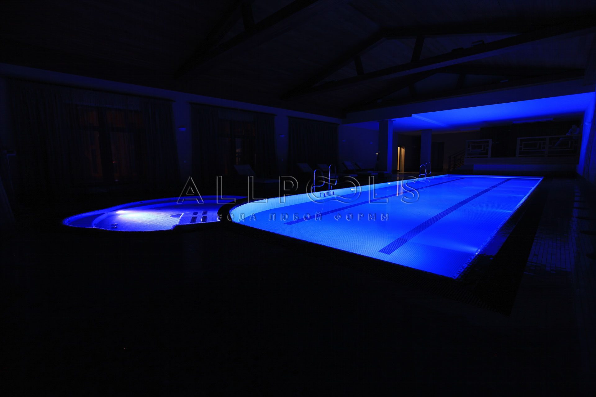Разноцветное освещение в бассейне с джакузи. Ярко-синий цвет с выключенным светом