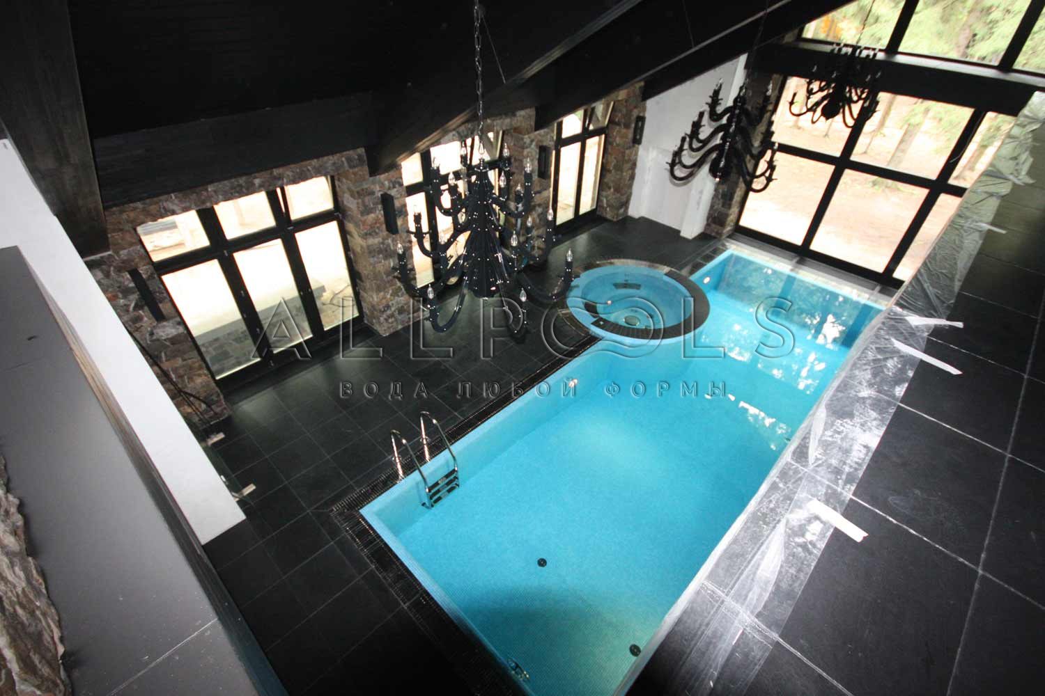 Обзорное фото бассейна с лестницей и джакузи в частном доме